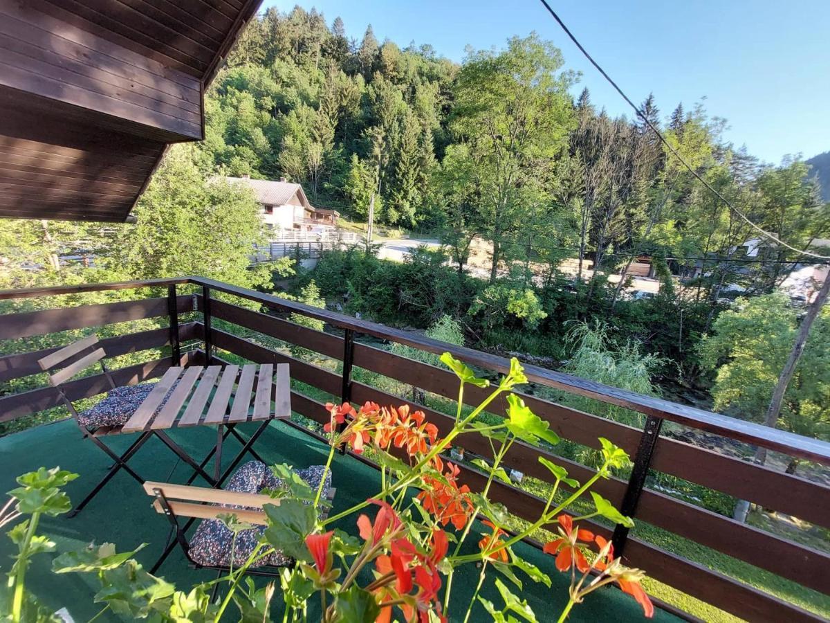 The Riverside Chill Hostel Блед Екстериор снимка