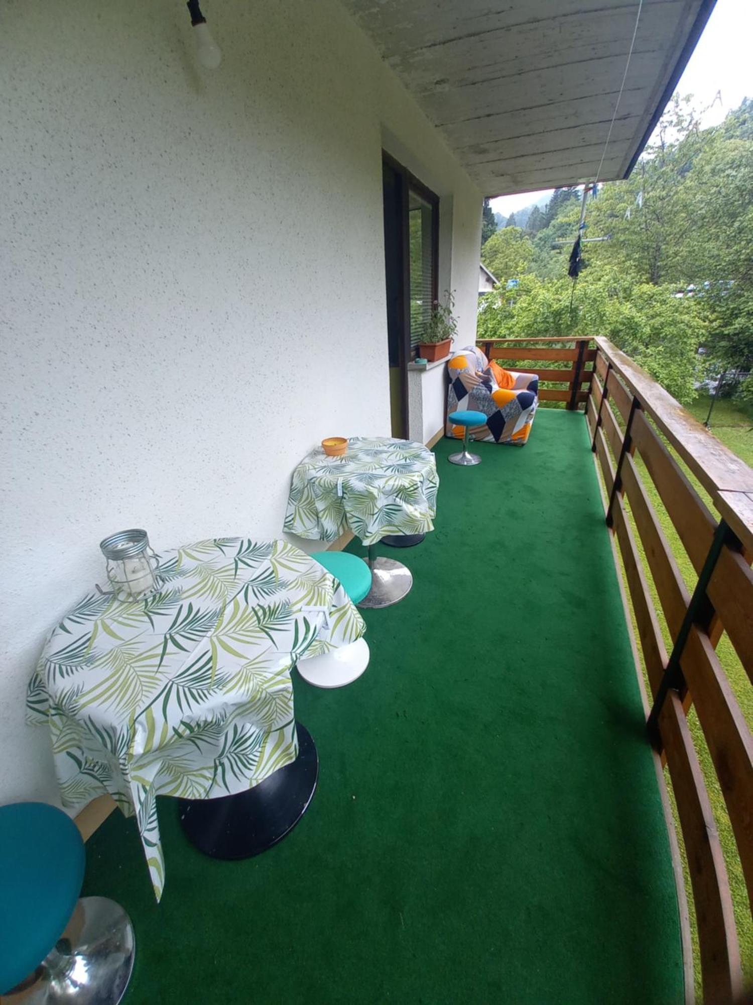 The Riverside Chill Hostel Блед Екстериор снимка