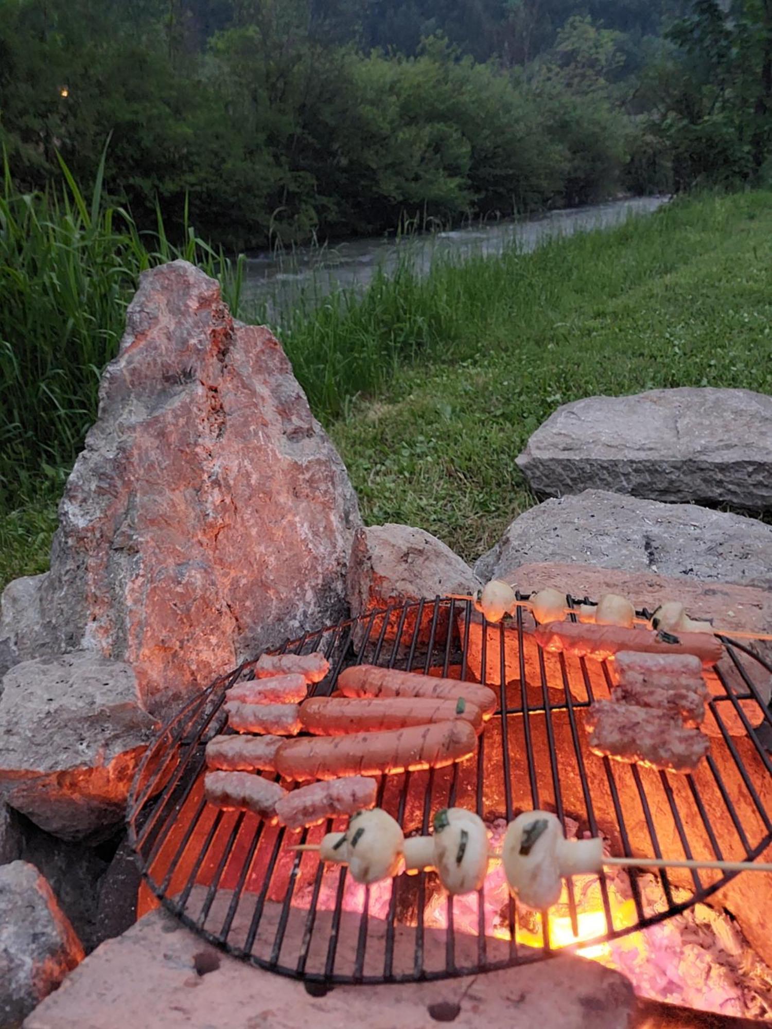 The Riverside Chill Hostel Блед Екстериор снимка